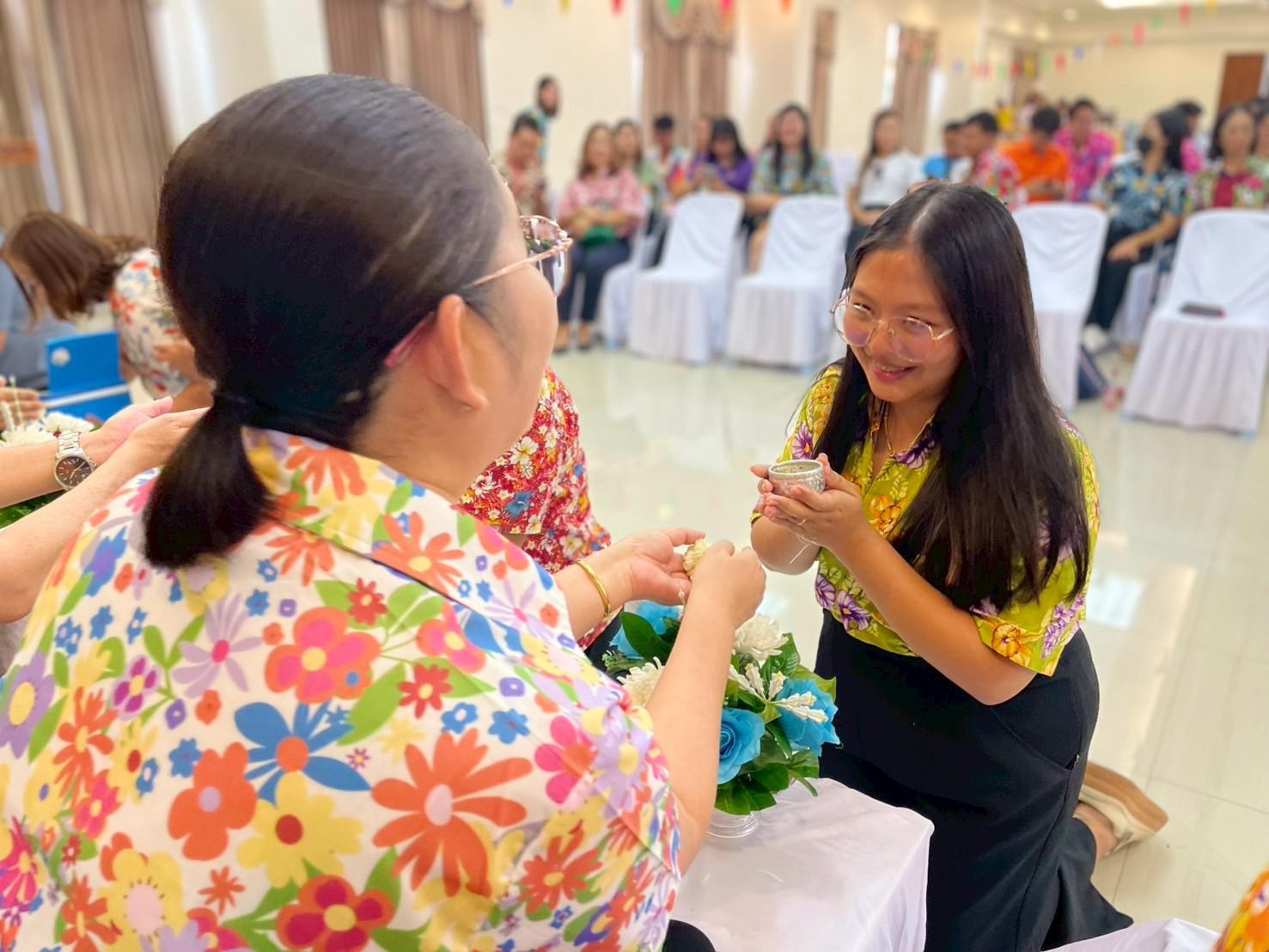 368. วันที่ 26 เมษายน 2568 สาขาการบริหารการศึกษา ได้จัดกิจกรรมรดน้ำดำหัวคณาจารย์ระดับบัณฑิตศึกษา ประจำสาขาการบริหารการศึกษา ณ ห้องประชุมครุร่มสัก 1 ชั้น 3 อาคารคณะครุศาสตร์